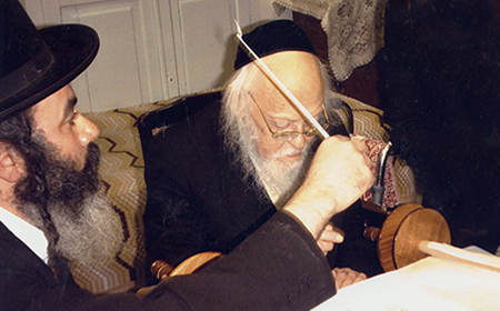 HaGaon Rav Eliashuv writes a letter in a Sefer Torah commissioned for girl's seminary Netivot Chochmah