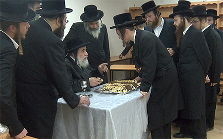 The Vishnitzer Rebbe of Bnei Brak speaking Divrei Torah, Mussar and Chassidus